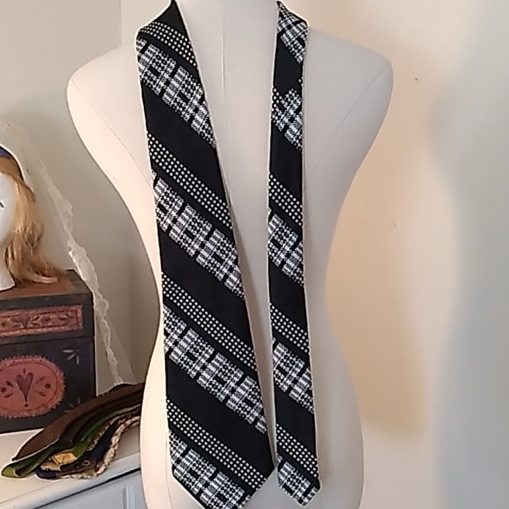 Chadwick Wembley necktie 👔 for blue, black or Grey suit